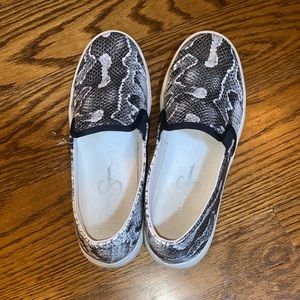 Size 7.5 Jessica Simpson snake skin shoes.